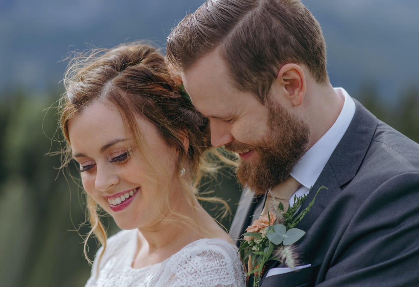 Before and after comparison of a photo retouched with Zno Gallery’s AI-powered presets for natural, professional results.