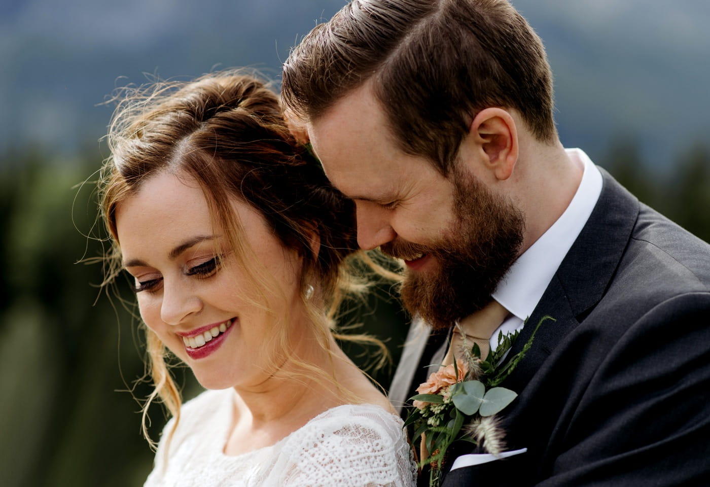 Before and after comparison of a photo retouched with Zno Gallery’s AI-powered presets for natural, professional results.